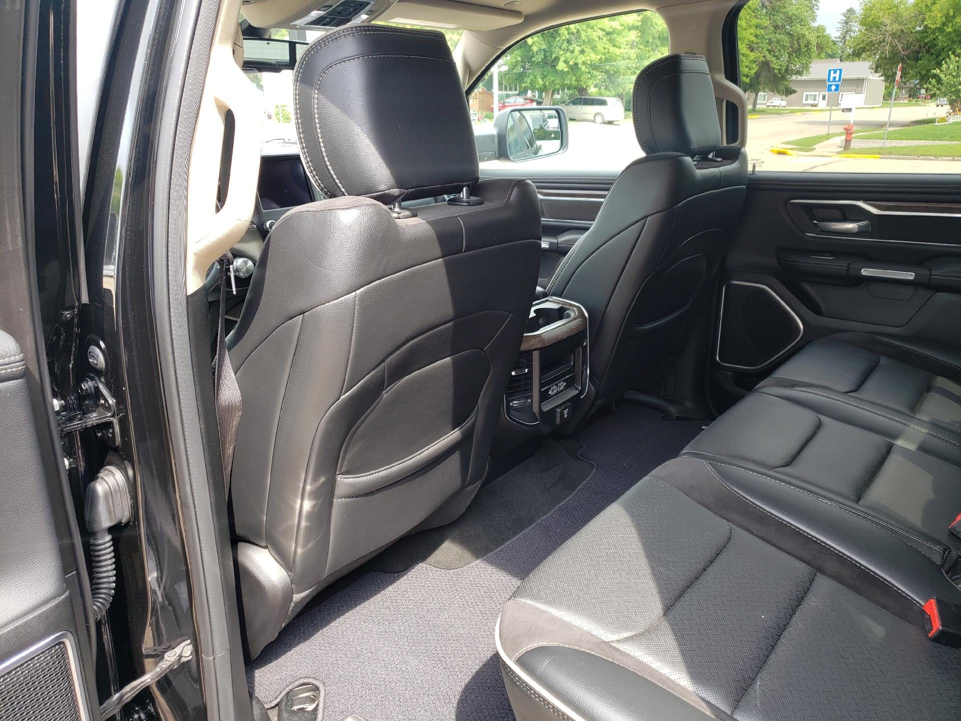 2020 RAM 1500 Laramie 4x4 Crew Cab 5'7" Box